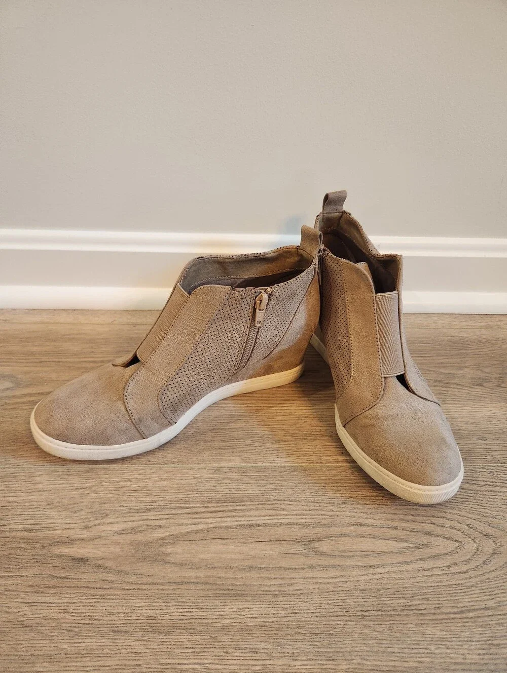 A.new Day Wedge Boots Booties 10. Tan